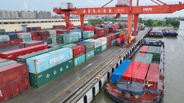 海安凤山码头集装箱装运忙：上半年完成15000标箱，同比增长65%