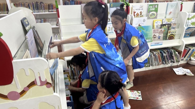化身“小小图书管家” 城中小学学生走进南通市图书馆